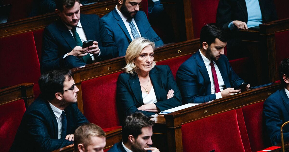 La France au bord de l'effondrement alors que Le Pen s'apprête à renverser le gouvernement de Macron dans 48 heures