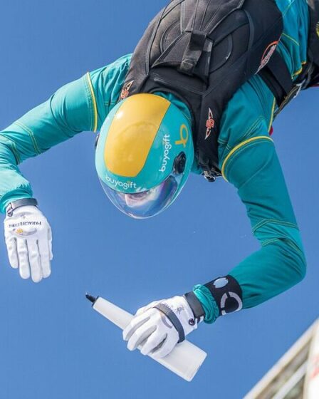 Le cocktail casse-cou préparé par des parachutistes haut dans le ciel