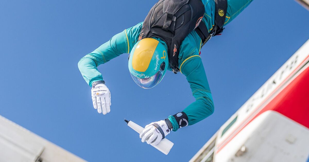 Le cocktail casse-cou préparé par des parachutistes haut dans le ciel