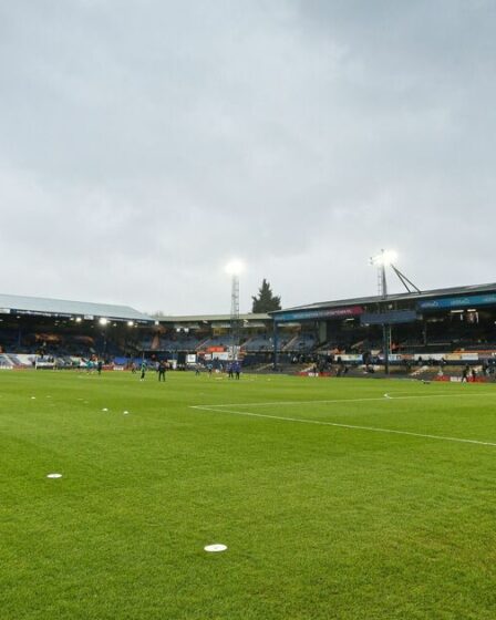 Le coup d'envoi de Luton vs Swansea retardé en raison d'une urgence médicale dans les tribunes