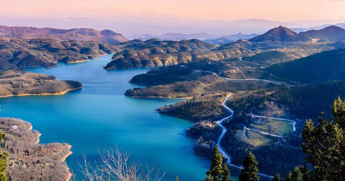 Le magnifique lac artificiel de Grèce entouré de montagnes surnommé « petite Suisse »