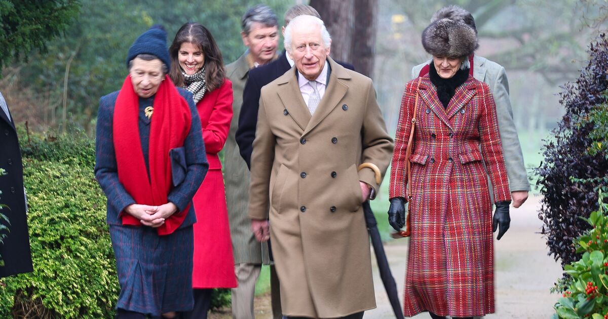 Le roi Charles accompagné d'un membre de la famille royale alors qu'il sort pour la première fois depuis Noël