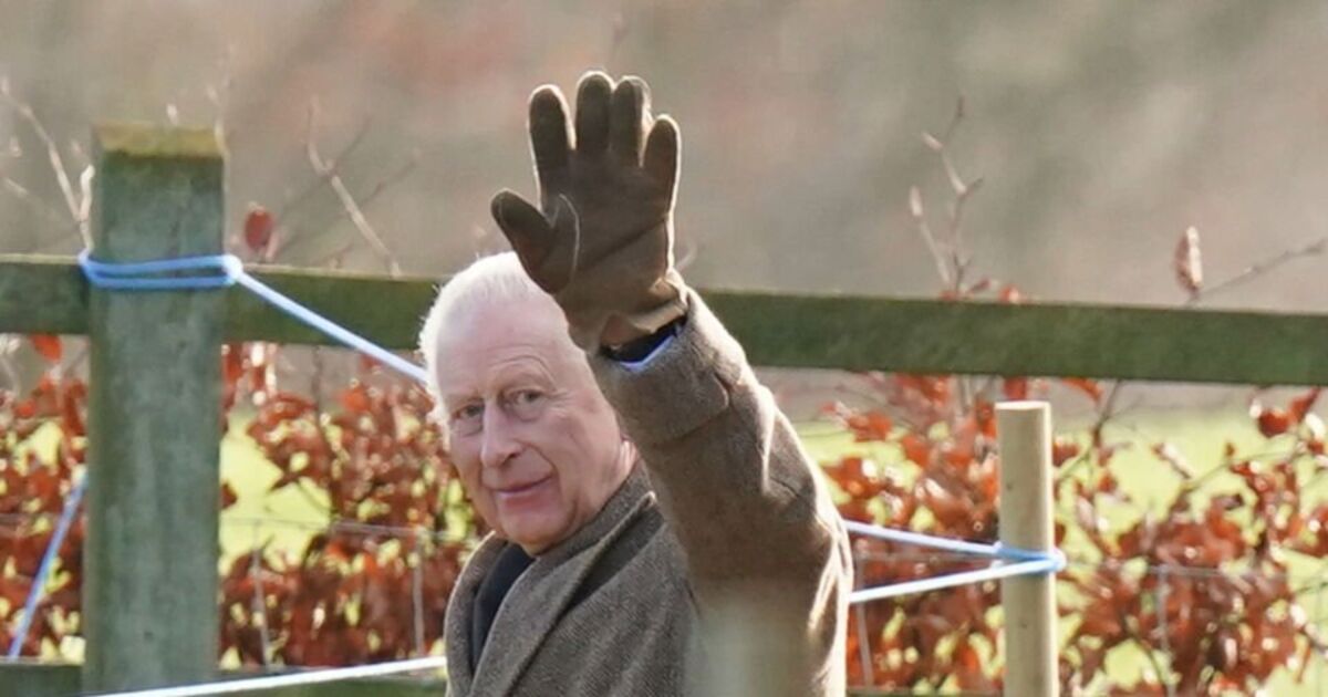 Le roi Charles rayonnant salue ses sympathisants photographiés à Sandringham avant Noël