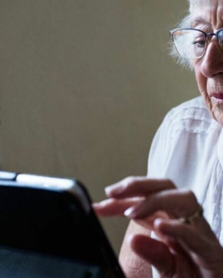 Les 10 principaux appareils technologiques que les plus de 65 ans hésitent à essayer, notamment la réalité virtuelle et les compteurs intelligents