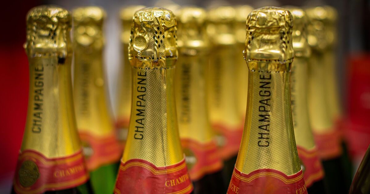 Les acheteurs sont invités à se rendre chez Aldi, Asda et Lidl avant minuit pour 10 £ de champagne