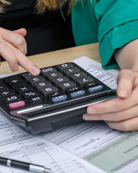 Les « pousseurs de stylos de la mairie » empochent 1 £ sur 4 £ de VOTRE taxe d'habitation, selon des chiffres choquants