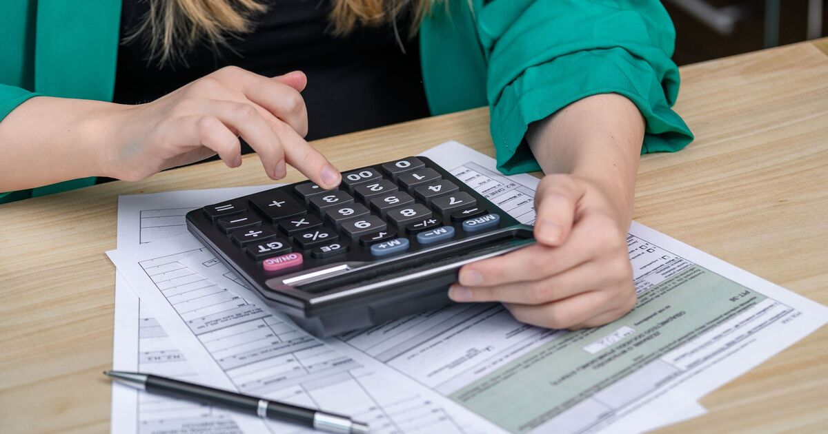 Les « pousseurs de stylos de la mairie » empochent 1 £ sur 4 £ de VOTRE taxe d'habitation, selon des chiffres choquants