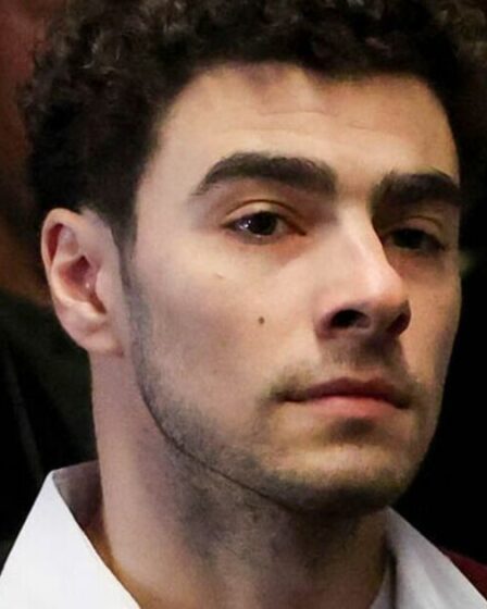 Luigi Mangione plaide non coupable des accusations de meurtre et de terrorisme liées à la mort du PDG du secteur de la santé