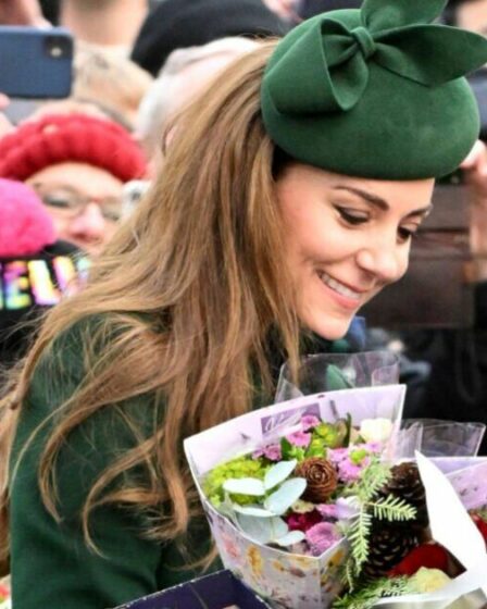 Moment réconfortant La princesse Kate accepte un joli dessin pour Charlotte de la part d'une petite fille