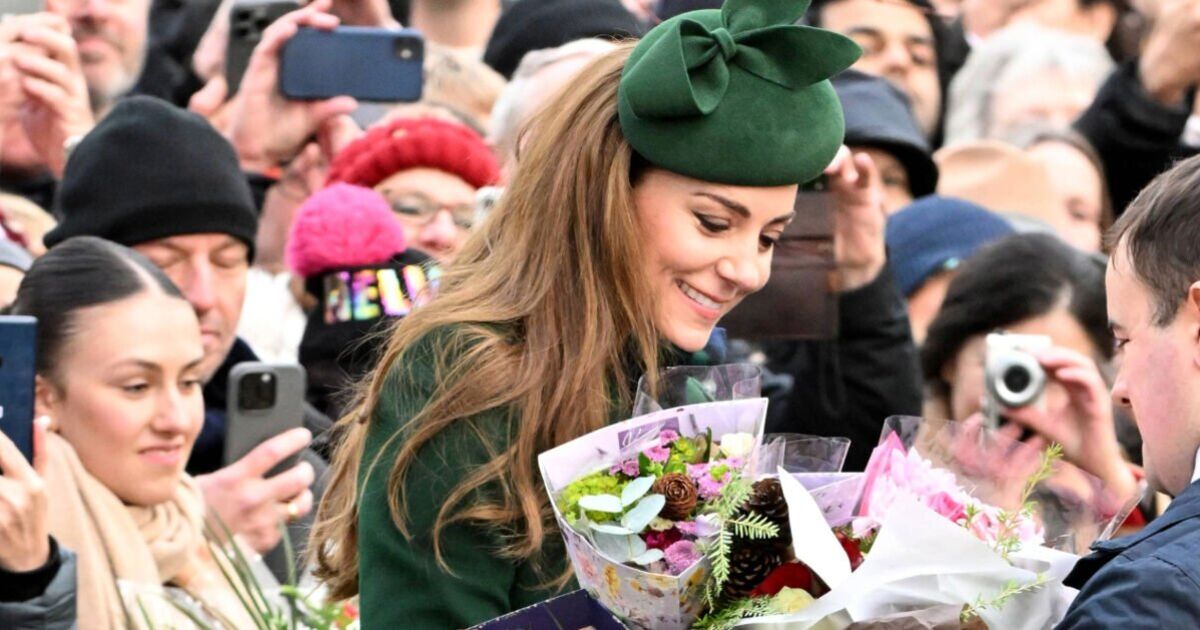 Moment réconfortant La princesse Kate accepte un joli dessin pour Charlotte de la part d'une petite fille