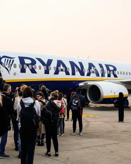 Ryanair contraint de rembourser une amende de 38 £ pour les bagages à main dans le cadre d'une première procédure judiciaire, créant ainsi un énorme précédent