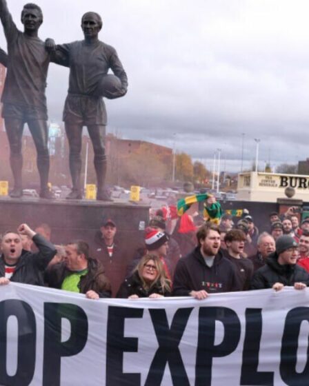 Sir Jim Ratcliffe pris pour cible par les fans de Man Utd lors d'une manifestation de colère contre le match d'Everton