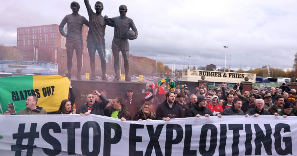 Sir Jim Ratcliffe pris pour cible par les fans de Man Utd lors d'une manifestation de colère contre le match d'Everton