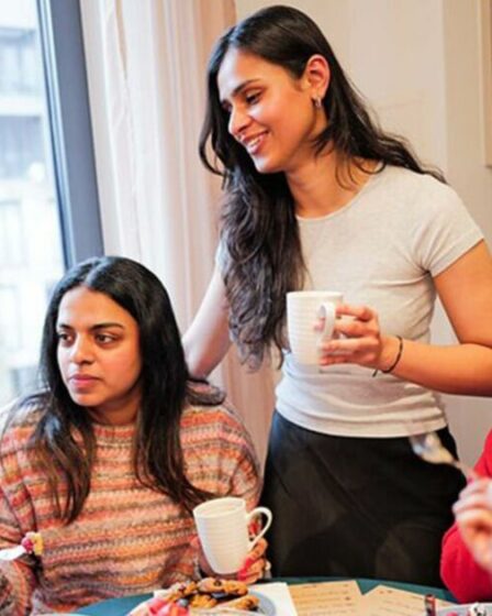 Un Londonien solitaire ouvre un café chez lui pour se faire des amis, des centaines de personnes veulent le rejoindre