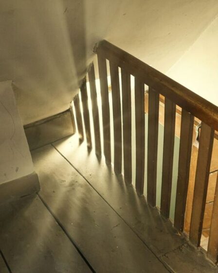 Un couple menace d'"appeler la police" après avoir découvert une mystérieuse pièce cachée sous le sol