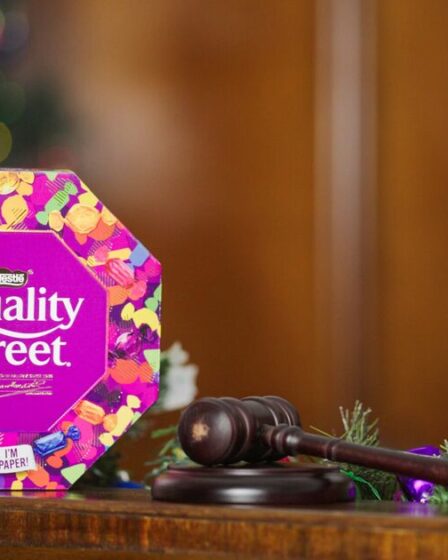 Une femme montre combien de boîtes Quality Street vous avez besoin pour remplir une baignoire rétro des années 80