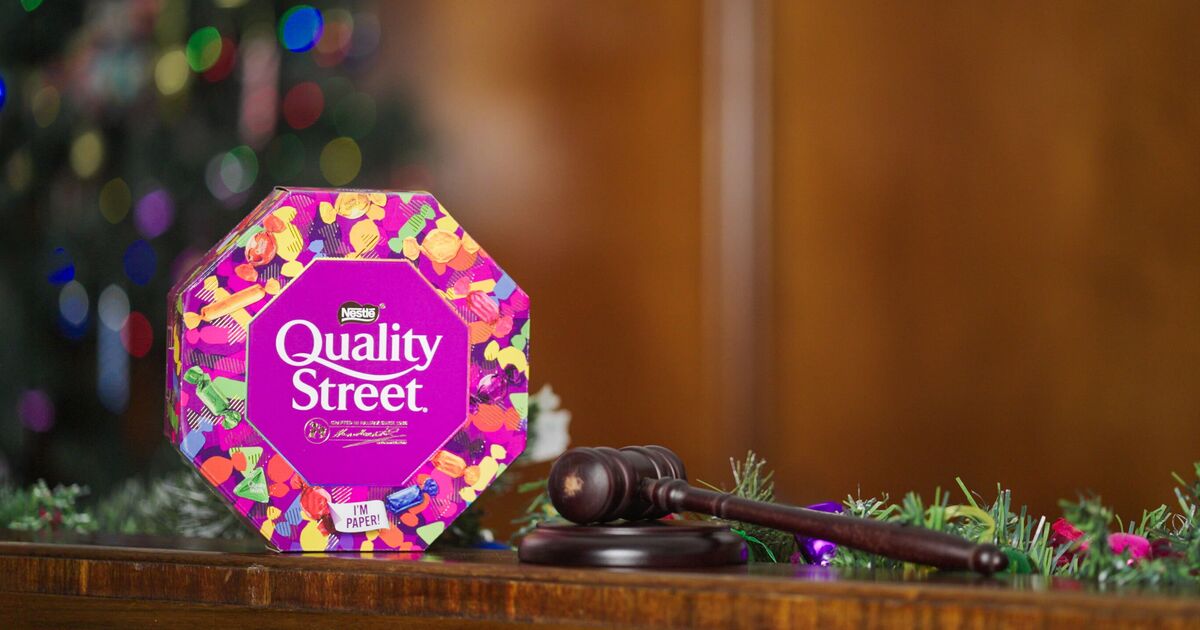 Une femme montre combien de boîtes Quality Street vous avez besoin pour remplir une baignoire rétro des années 80