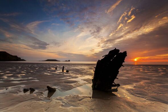 L'épave de l'Helvetia, Rhossili Bay, Gower. La carcasse du navire reste à peu près et peut être vue à marée basse.