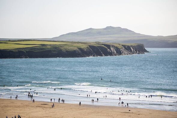 Une belle journée ensoleillée à la baie de Whitesands dans le Pembrokeshire. Le ciel est clair et un peu brumeux et la mer est d'un bleu vif