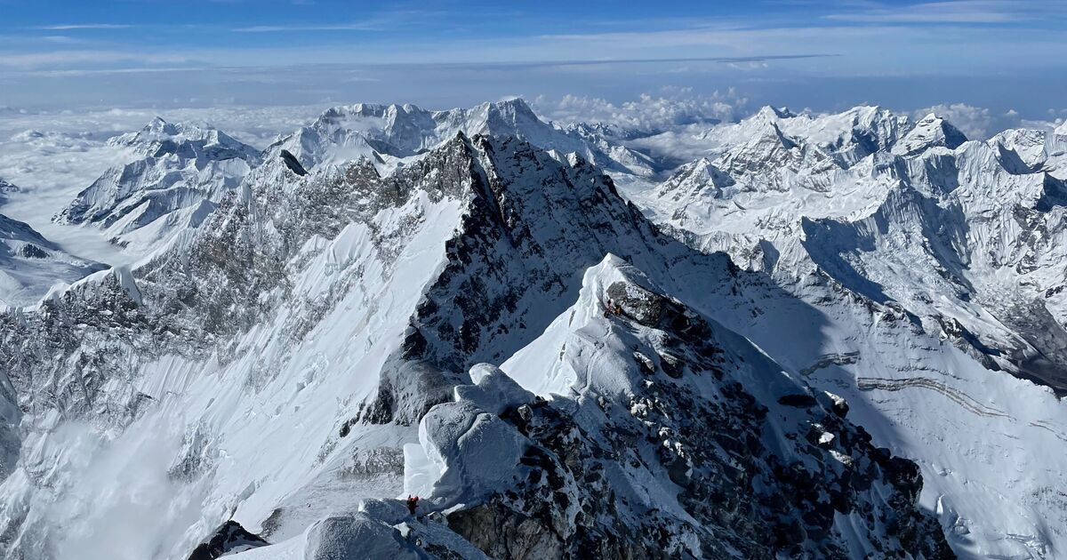 La plus haute montagne du monde mesure 10 km de haut, soit 20 terrains de football de plus que l'Everest