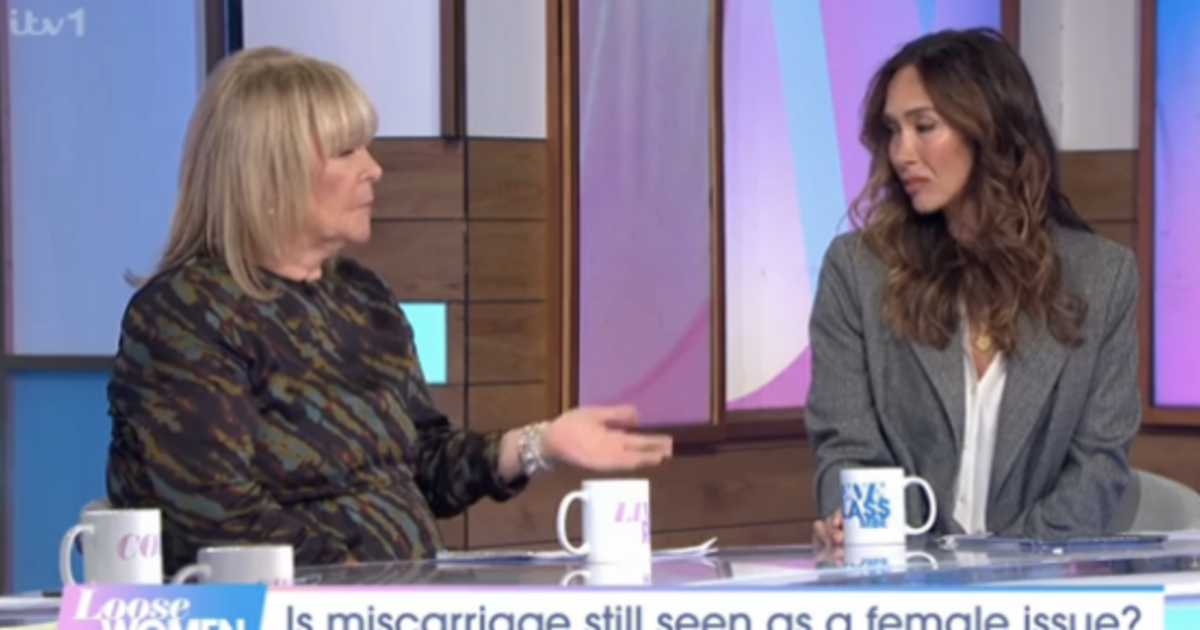 La star de Loose Women dit que "les médecins m'ont renvoyée à la maison avec un bébé mort à l'intérieur" après une fausse couche