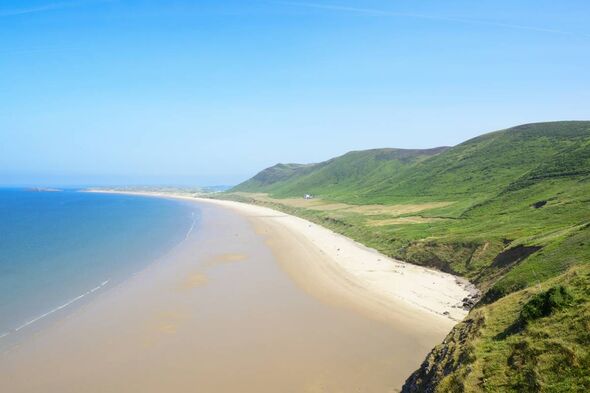 Plage de Rhossili Bay sur la péninsule de Gower, vue depuis une falaise au-dessus de la plage