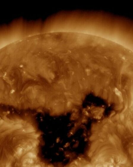 Les scientifiques de la NASA sont pergnés par un énorme nouveau trou au soleil 62 fois la taille de la Terre