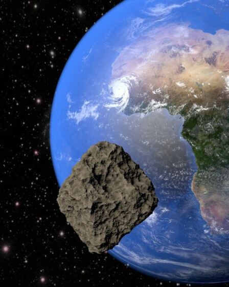 NASA Tracking Massive Astéroïdes réglé pour passer la terre à 35 000 mph en heures