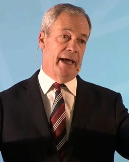 Nigel Farage se moque de Kemi Badenoch dans son propre jardin alors qu'il multiplie les menaces de la renverser