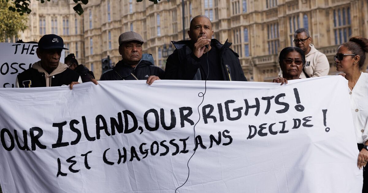 Starmer « met la sécurité en danger » et gaspille des milliards en cédant les îles Chagos