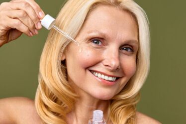 Une femme de 43 ans partage trois produits de maquillage qu'elle utilise pour paraître 20 ans plus jeune