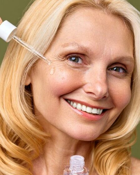 Une femme de 43 ans partage trois produits de maquillage qu'elle utilise pour paraître 20 ans plus jeune