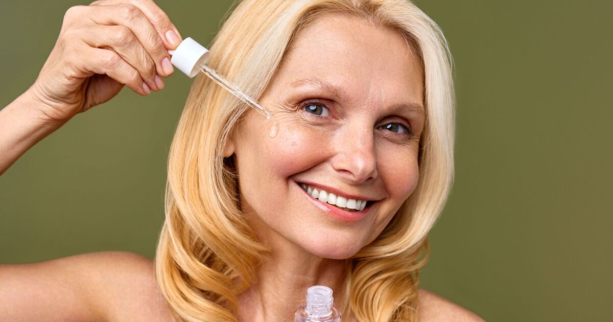 Une femme de 43 ans partage trois produits de maquillage qu'elle utilise pour paraître 20 ans plus jeune