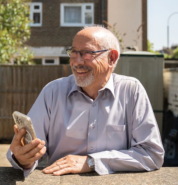 Gentleman plus âgé en utilisant l'application fyio