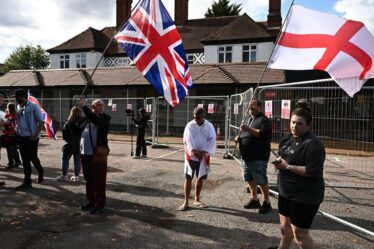 ASYLUM Hotel Protest Live: Des centaines de manifestants anti-migrants Swarm UK Town