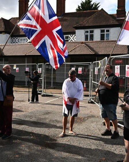 ASYLUM Hotel Protest Live: Des centaines de manifestants anti-migrants Swarm UK Town