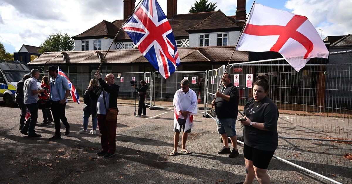 ASYLUM Hotel Protest Live: Des centaines de manifestants anti-migrants Swarm UK Town