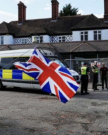 Asylum Hotel Protests Live: Police Brace pour plus de fureur de migration après avoir entretenu