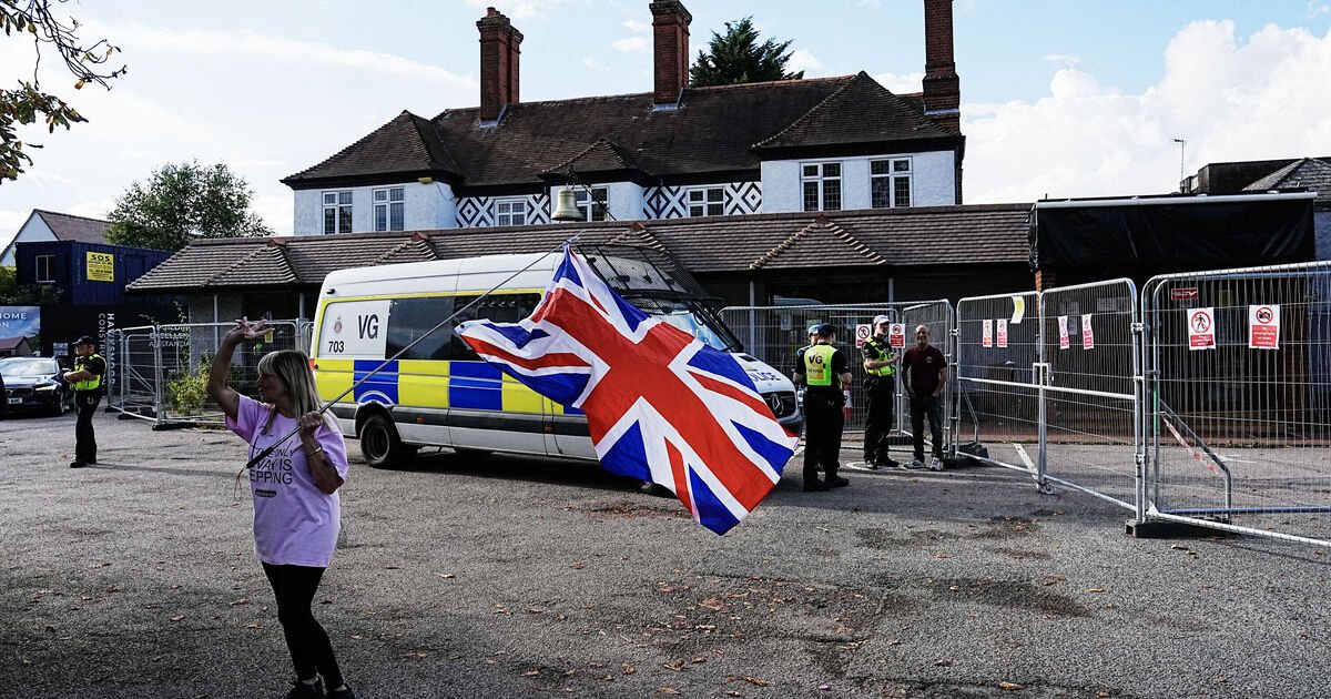 Asylum Hotel Protests Live: Police Brace pour plus de fureur de migration après avoir entretenu