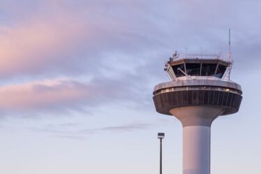 Chaos à l'aéroport majeur en tant que passagers bloqués sur des avions après un événement médical «sévère»