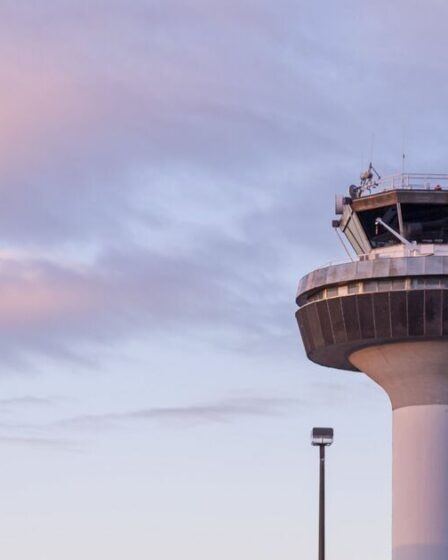 Chaos à l'aéroport majeur en tant que passagers bloqués sur des avions après un événement médical «sévère»