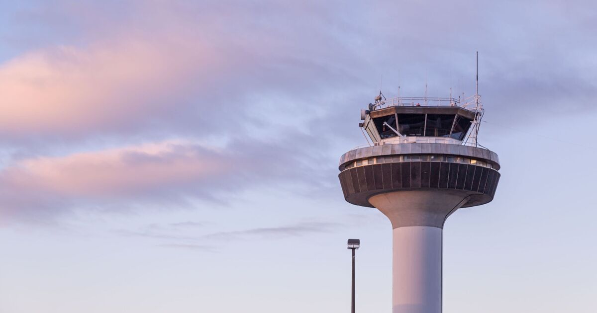 Chaos à l'aéroport majeur en tant que passagers bloqués sur des avions après un événement médical «sévère»