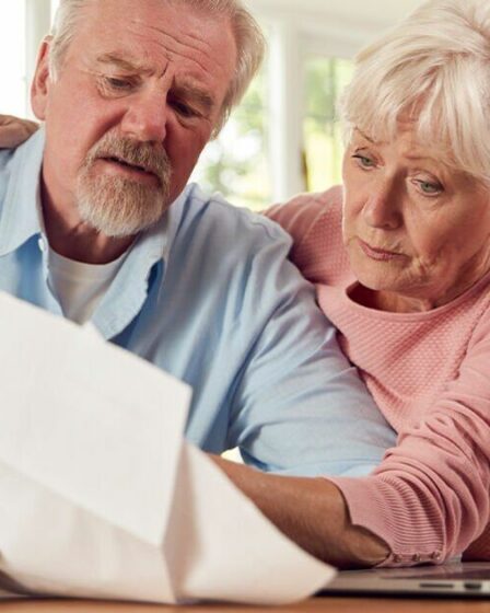 Deux groupes émis avec une pension d'État avertissement de 7 000 £