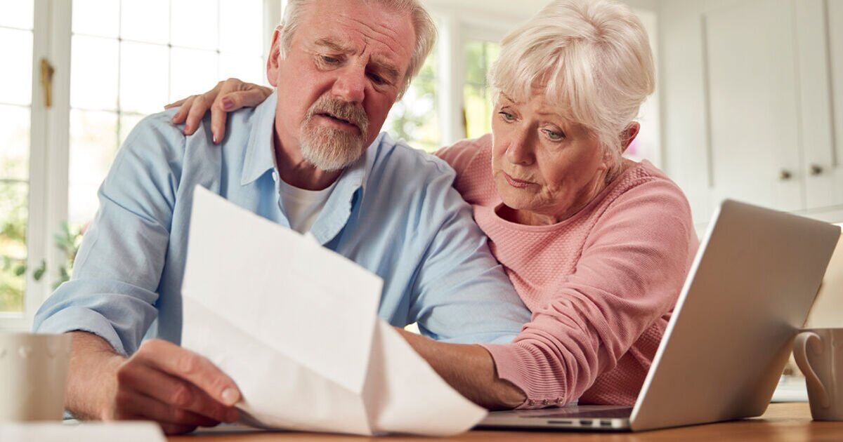 Deux groupes émis avec une pension d'État avertissement de 7 000 £