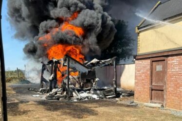 Énorme incendie éclate avec la grande route d'Essex fermée