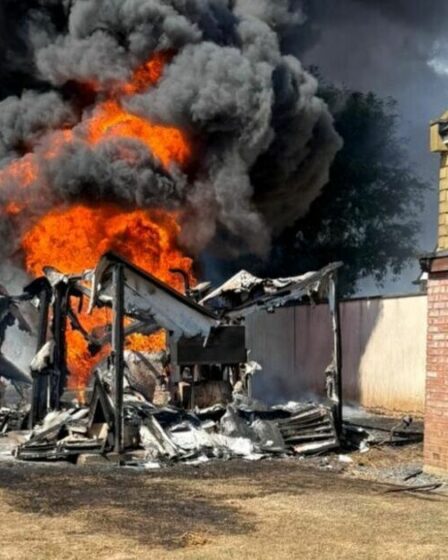 Énorme incendie éclate avec la grande route d'Essex fermée