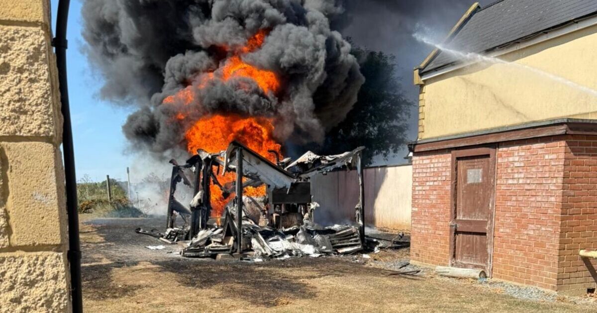 Énorme incendie éclate avec la grande route d'Essex fermée