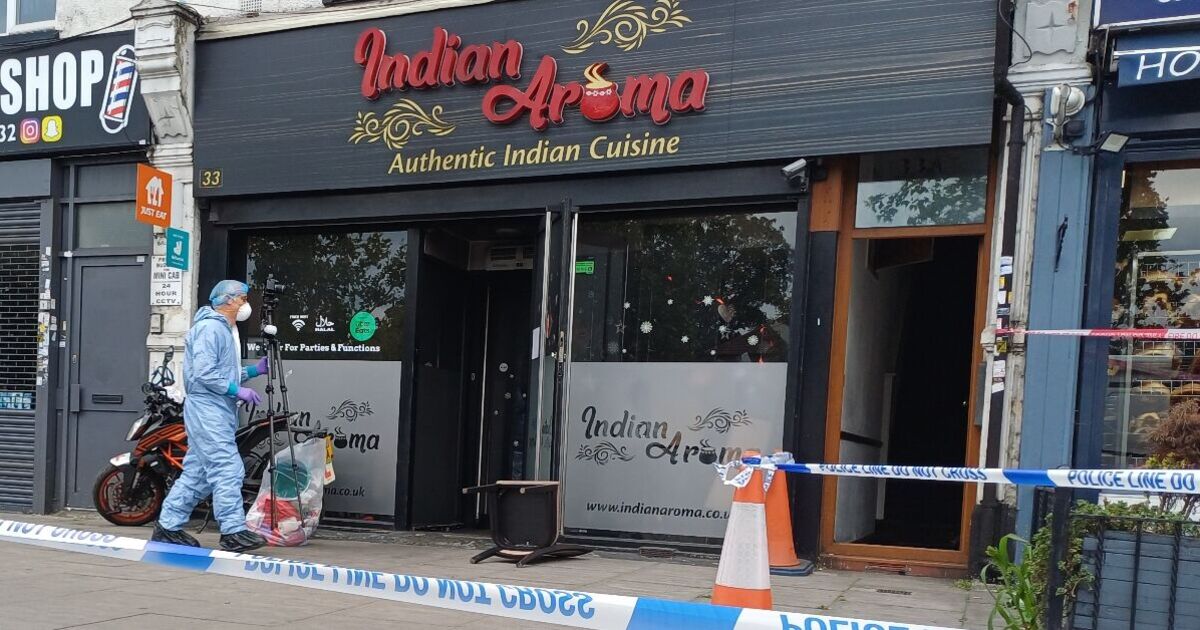 Garçon, 15 ans, et l'homme arrêté après que le restaurant d'Ilford, le feu en laisse trois dans un état critique