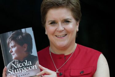 Humiliation pour Nicola Sturgeon alors que le livre a été réduit à 50% dans les jours suivant les étagères