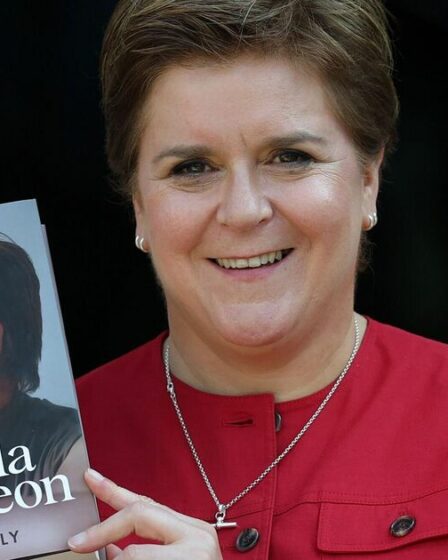 Humiliation pour Nicola Sturgeon alors que le livre a été réduit à 50% dans les jours suivant les étagères